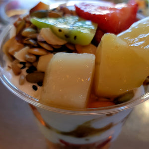 Yoghurt, fruit and muesli parfait